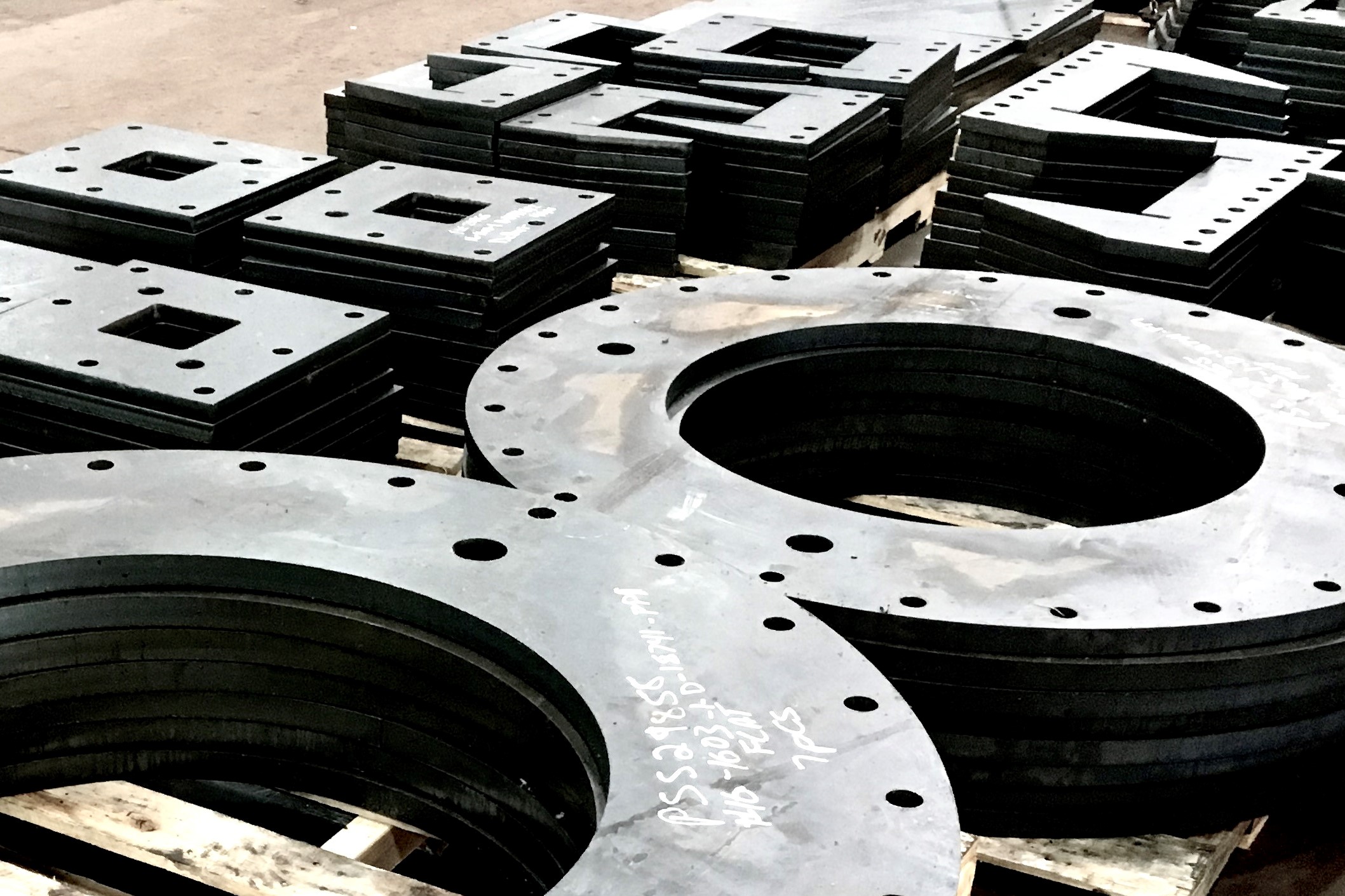 https://www.hwmetals.com/uploads/images/new-2022-10-10/16C-C32-plasma-cut-base-plates.jpg